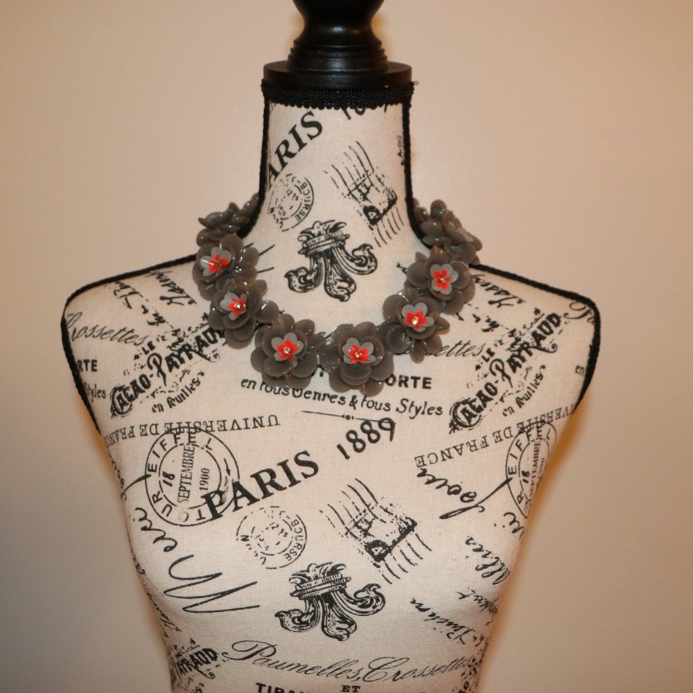 Banana Republick Blooming Flowers Necklace